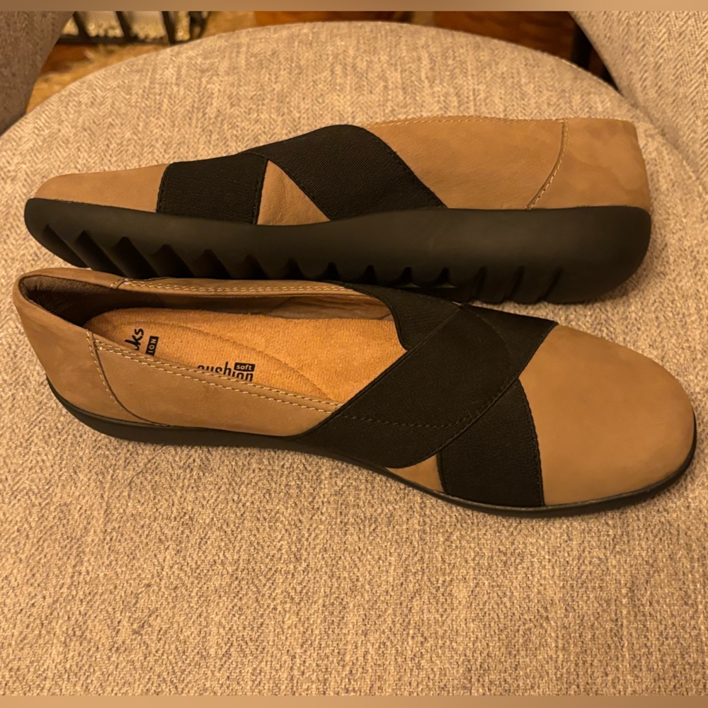 Clarks Tan and Black Flats - Picture 8 of 11